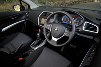 内装色は黒のみ。クルーズコントロールや左右独立温度調整機能付きフルオートエアコンが標準装備される。