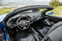 インテリアのデザインは「458」シリーズのものを継承しているが、エアコンの吹き出し口やセンターコンソールなど、さまざまな箇所が変更されている。