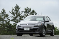 3代目となった「ルノー・メガーヌ」。初代と、ヨーロッパ・カー・オブ・ザ・イヤーを獲得した2代目あわせて950万台以上を販売したルノーの屋台骨。欧州で販売される乗用車の3割以上がこのクラスで、「フォルクスワーゲン・ゴルフ」「プジョー308」などが直接のライバルとなる。エクステリアデザインは、ルノー車としてはじめてデジタル技術のみで描かれたものだという。