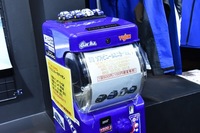STIソフトビニールミニカーのガチャポンは1回500円。
