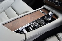 センターコンソールには、エンジンのスタートスイッチや走行モードのセレクターなどが並ぶ。オレフェス社製のクリスタルガラスシフトノブ（写真右端）は、「T8」の専用装備。