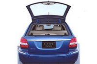 
	テールゲートだけでなく、ガラスハッチも独立して開閉可能。リアシートは7：3分割可倒式で、荷室の最大容量は1415リッター。ワゴンとしての機能性にもこだわったという。
	 