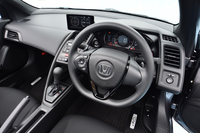 「S660」のステアリングホイールは、下端がフラットになっている。350mmの直径は、ホンダ車の中で最小。
    