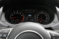 260km/hまで目盛りが切られるスピードメーター。カタログ上では、最高速度は230km/hとなっている。