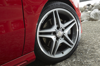 18インチの「AMG5ツインスポークアルミホイール」。「B250 4MATICスポーツ」に標準で備わる。