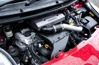 ノーマル仕様のヴィッツが積む1.5リッター自然吸気ユニットの最高出力と最大トルクは110psと14.4kgmだから、ターボチャージャーによって40psと5.6kgmが上乗せされたことになる。インタークーラーもこのモデル専用。なお、ガソリンはハイオク指定に変更される。
