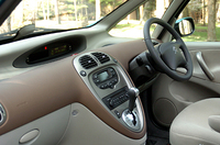 4段ATはマニュアルモードを備える。