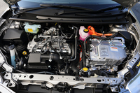 1.5リッター直4エンジンとモーターを組み合わせたパワーユニットは、「トヨタ・アクア」や先代「プリウス」などでおなじみのもの。システム全体で100psの最高出力を発生する。
    