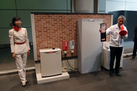 新型ガス発電・給湯暖房システム「エコウィルプラス」。写真は、災害時運転の実演におけるひとこま。