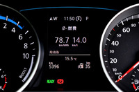 平均燃費（km/リッター表示）のほかに、平均電気消費量（kWh/100km表示）も表示される。