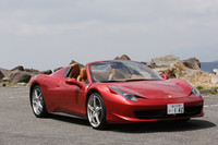 【テスト車のオプション装備】
	20インチ・ペインテッド・スポーツホイール・リム＝54万1000円／スポーツ・シル・カバー＝10万9000円／カーボンファイバーフロントウイング＝32万5000円／カーボンファイバーリアディフューザー＝77万2000円／カーボンファイバーのダッシュボードインサート＝64万9000円／カーボンファイバーのトンネルコンソール＝24万7000円／運転席まわりのカーボンファイバー＋LED付きステアリングホイール＝68万円／ダッシュボードのカラーリクエスト（アッパー＆ロア）＝11万6000円／ダッシュボードのカラーリクエスト（フロント）＝6万2000円／ステアリングホイールのカラーリクエスト＝4万7000円／レザーカラードインナーグリル＝3万1000円／レザーインテリア（ロア）＝10万9000円／センタートンネルのカラーリクエスト＝7万円／アルカンターラのインテリア（アッパー）＝10万9000円／アルカンターラのインテリア（ヘッドライナー）＝10万9000円／アルカンターラのインテリア（アームレスト）＝7万円／デイトナスタイルシート＝35万6000円／デイトナストライプのカラーリクエスト＝7万8000円／電動シート＝60万2000円／クルーズコントロール＝10万3000円／AFSフロントライティングシステム＝18万6000円／パーキングセンサー（フロント＆リア）＝21万7000円／リアパーキングカメラ＝34万円／iPodインストレーション＝8万7000円／Hi-Fiプレミアムシステム＝51万円／ROSSO FUOCOエクステリア＝220万5000円／プランシングホースの刺しゅう（ヘッドレスト）＝11万1000円／ROSSO FUOCOホイールキャップ＝7万4000円／フューエルキャップのプランシングホース＝7万4000円