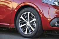 タイヤサイズは195/55R16。一方、ベーシックな「スタイル」グレードでは185/65R15となる。