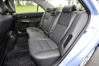 後席は、先代モデルより膝まわりの空間が広くなった。写真手前の吸気口は、背後に収まるニッケル水素バッテリーを冷却するためのもの。