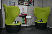 「ポルシェ911」のサーキットでの同乗走行を疑似体験できるバーチャルリアリティーコーナー。