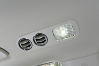 2列目席はもちろん、3列目席にも、天井にLED照明付きのエアコン吹き出し口を装備。
    