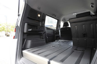 荷室の壁面は、ごらんのとおり収納スペースに。積載時に荷物でふさがれないよう、スピーカーは上部に配置。結果、一番後ろのサイドウィンドウはふさがれた。