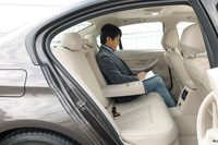 ホイールベースは先代モデルに比べて50mm延長。後席のレッグルームも15mm拡大されている。