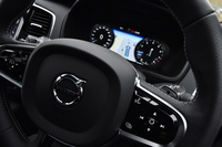 「T6 AWD R-DESIGN」のみ、ステアリングホイールにシフトパドルが標準装備される。