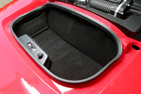 写真の通り、トランクルームの広さは必要最低限といった感じ。同じミドシップ車でも「ポルシェ・ケイマン」などは車体の前後2カ所に荷室を備えているが、「エキシージS」の場合は、エンジンルーム後方のこの1カ所のみだ。
    