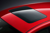 電動スライドガラスサンルーフ（チルトアップ機構付き）が標準で備わる。