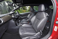 レザーシートが標準で備わる。ボディーカラーが「ルージュ ルビ」の場合、ダッシュボードは「カーボテック」、シートカラーは「ミストラル」（黒）という組み合わせになる。