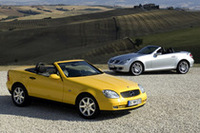 新旧の「メルセデス・ベンツSLK」。写真は、手前が初代、奥が現行モデルだ。
（写真＝ダイムラー・クライスラー）