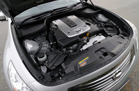 バルブ作動角・リフト量連続可変システム（VVEL）を採用した「VQ37VHR」エンジン。出力は、クーペの333ps、37.0kgmに比べ、330ps、36.8kgmと若干抑えめ。