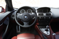 最高速度は“自主規制”によって250km/hに抑えられるが、スピードメーターは330km/hまで刻まれる。