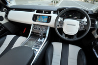 「レンジローバー スポーツSVR」のインテリア。テスト車にはカーボンファイバーで装飾されたトリムとステアリングホイールが装備されていた。