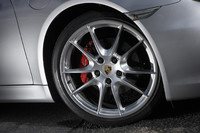 20インチの「カレラSホイール」（25万3000円）と「ポルシェ・セラミックコンポジットブレーキ」（129万2000円）はオプション。