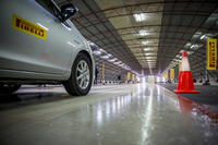 屋内施設「アイストンネル」に用意されたブレーキテスト用アイスバーン。