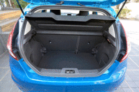 荷室の容量は5人乗車時で276リッター、リアシートを倒した最大時では960リッターとなる。（写真をクリックすると荷室の変化が見られます）