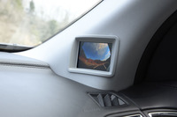 
	助手席側Aピラーの付け根（室内側）には、フロントバンパー直前や右側フロントフェンダー周辺の様子を示すモニターが備わる。
	