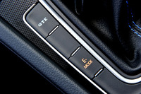 「GTE」はエンジンとモーターが同時に作動して「エレクトリックブースト」が発動するモードのこと。モーターだけで走るEモードとともに、切り替えボタンはシフトセレクターの右側にある。