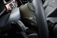 ステアリングホイールの裏側には、アルピナ独自のシフトボタン「スウィッチトロニック」が備わる。
    