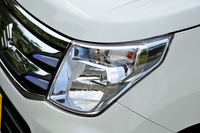 「ワゴンR FZ」には、ブルーの加飾が入ったヘッドランプや、LEDイルミネーションランプなどが装備される。