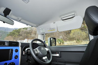 ユニーク装備のひとつ、サンバイザー。前席の前側と横側にひとつずつ付いていて、サイドからの日差しを遮るときは写真のように、ふたつをつなげて使う。
