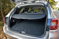 「アウトバック」の荷質容量は、5人乗車時で559リッター。トノカバーは、床下の予備スペースに収納することもできる。（写真をクリックすると荷室のアレンジが見られます）