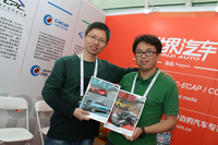 通路には、おびただしい数の自動車雑誌＆自動車サイトのコーナーが。これは1970年創刊の雑誌『世界汽車』。出版社の人かと思ったら、本のPRを担当する代理店のスタッフで、ついでに同社が扱う「乾燥桃チップスナック」も勧められてしまった。