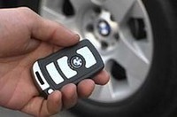 
	7シリーズの、電波式リモートコントロールキー。電池式ではなく、充電式で、トランクや窓の開け閉めなど、様々なコントロールが可能。
	 