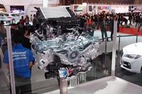 1.6リッター水平対向4気筒ターボ「DIT」エンジンのカットモデル。