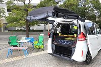 ホンダアクセスの用品が装着された「フリード＋」。車両の脇に置かれたキャンプ道具も、すべて荷室にしまえるという。