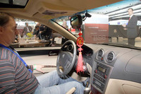 「福」飾りがルームミラーから下がるブリリアンスの車。