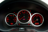 STIモデルは、260km/hスケールの速度計を新たに採用した。