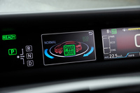 走行モードは「エコモード」「ノーマルモード」「パワーモード」の3種類から選択可能。エコモードであっても、従来モデルのノーマルモードと同等の加速力を実現しているという。