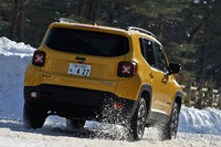 雪道を行く「ジープ・レネゲード」。「フィアット500X」とはプラットフォームを共有する兄弟車にあたる。