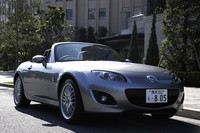 ラジエターグリルには、近年のマツダ車のデザインモチーフである「5角形グリル」を採用。ヘッドランプやフォグランプが鋭い目つきになったことや、フロントバンパー下部が張り出したことで、全体にアグレッシブな表情になった。