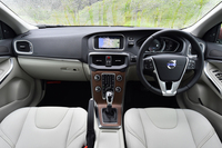 テスト車のインテリアは、チャコールとブロンド（ベージュ）のツートンカラー。センターのパネルは、写真のモダンウッド以外の意匠も選択可能。
    