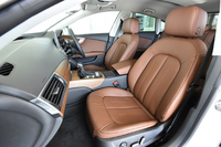 試乗車のインテリアカラーはヌガーブラウン。
    