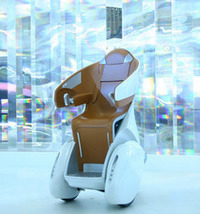 トヨタが2007年の東京モーターショーに出展した、パーソナルモビリティ「i-REAL」。